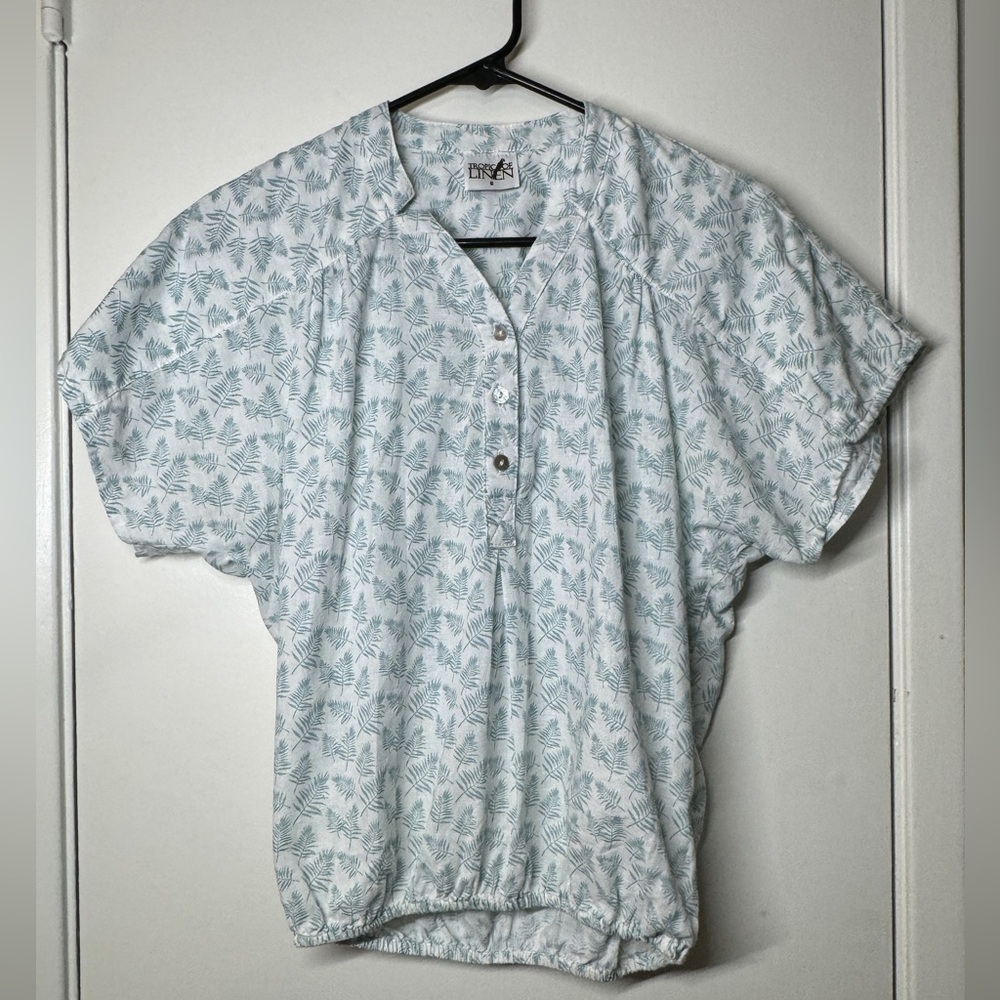 Tropic of Linen White Light Blue Mother of Pearl Button Front Cropped Top Size 6